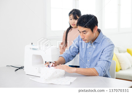 男人正在用縫紉機縫紉 137070331