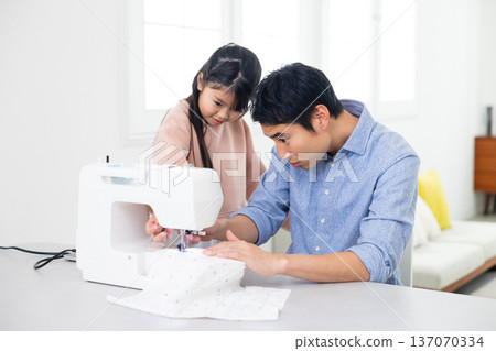男人正在用縫紉機縫紉 男人正在用縫紉機縫紉 137070334