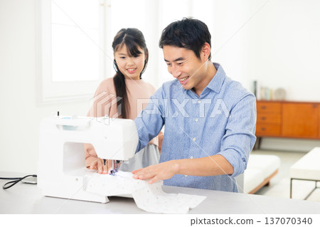 男人正在用縫紉機縫紉 137070340
