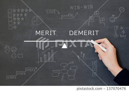 一隻手畫著蹺蹺板,權衡利弊。 一隻手畫著蹺蹺板,權衡利弊。 137070476