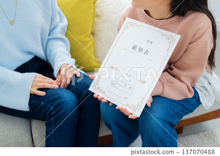 一家人在客廳看成績單 一家人在客廳看成績單 137070488