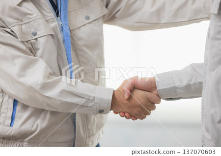 身穿工作服的男人們握手 137070603