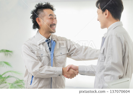 身穿工作服的男人們握手 137070604