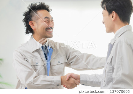 身穿工作服的男人們握手 137070605