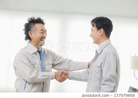 身穿工作服的男人們握手 身穿工作服的男人們握手 137070608