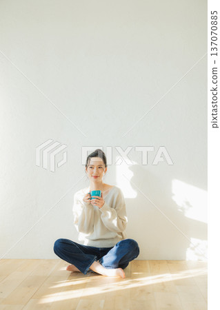 少婦坐地板和飲用的咖啡 137070885