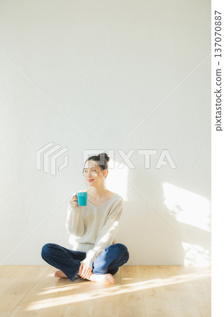 少婦坐地板和飲用的咖啡 137070887