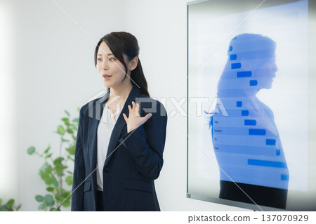 Woman giving a presentation in the office 137070929