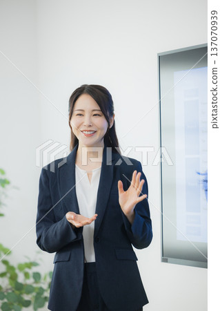 在辦公室做演示的女人 137070939