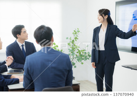 在辦公室做演示的女人 在辦公室做演示的女人 137070940