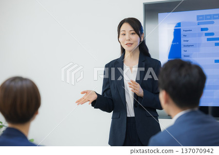 在辦公室做演示的女人 在辦公室做演示的女人 137070942