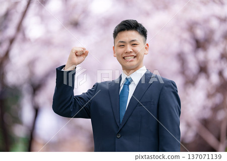 新生，穿著西裝的年輕男子，擊掌 137071139