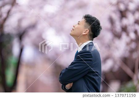 身穿西裝的大一新生抬頭看著 137071150