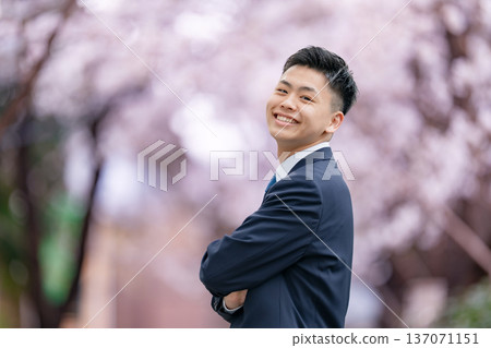 新生、身著西裝的年輕男士、櫻花 137071151