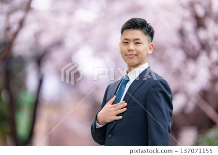 大一新生,穿西裝的年輕男士們,交給我們吧。 大一新生,穿西裝的年輕男士們,交給我們吧。 137071155