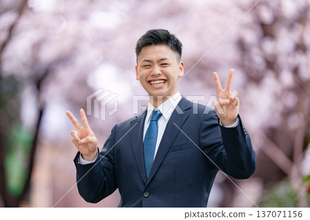 新生、穿西裝的年輕男子、和平標誌 137071156