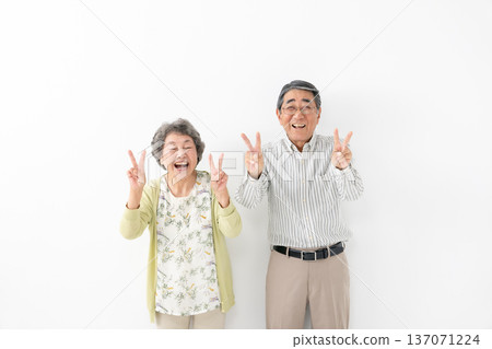 一對老年夫婦並肩而立，和平相擁。 137071224