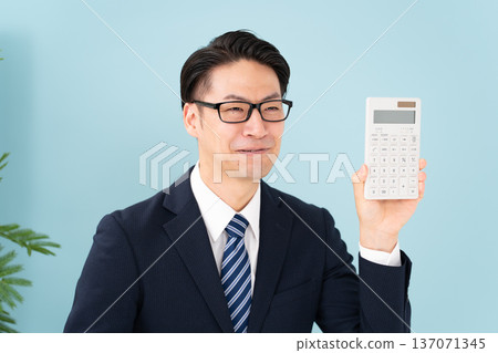 有計算器的一個人 137071345
