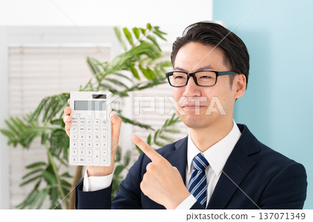 有計算器的一個人 137071349