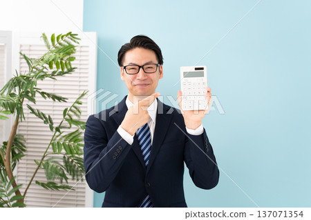 A man with a calculator 137071354