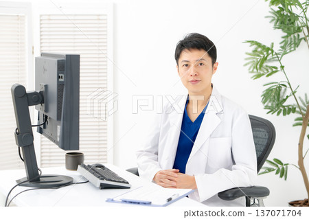 Medical man in white coat 137071704