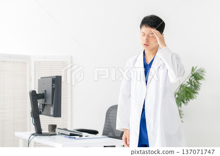 Medical white coat man thinking 137071747