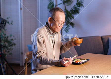 一位老人獨自吃午餐 137072184