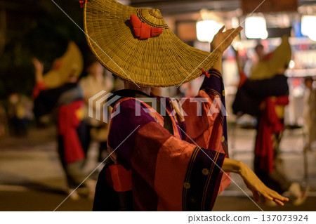 A woman wearing a straw hat and a hem-stitched kimono dances at the Nishimonai Bon Odori festival in Akita Prefecture. 137073924