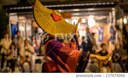 一名頭戴草帽、身穿縫邊和服的女子在秋田縣西門內盂蘭盆節上跳舞。 137074008