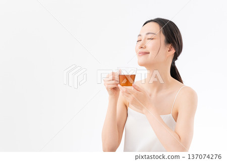 一位健康女性在白色背景上喝茶的圖片 137074276