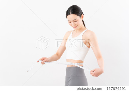 白色背景下，一位正在節食的女士的美麗照片 137074291