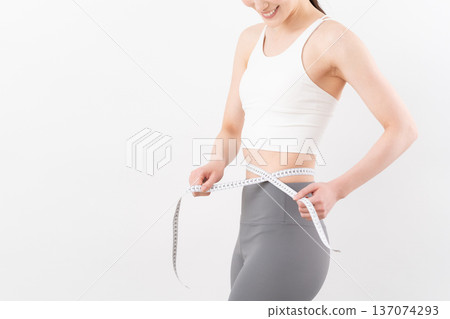 白色背景下，一位正在節食的女士的美麗照片 137074293