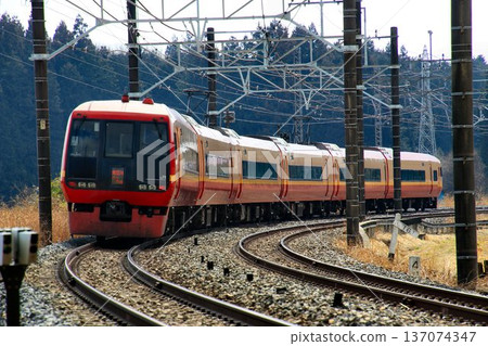 From Shinjuku Station, run through Nikko to Kinugawa Onsen... Direct Express [253 Series] Train 137074347