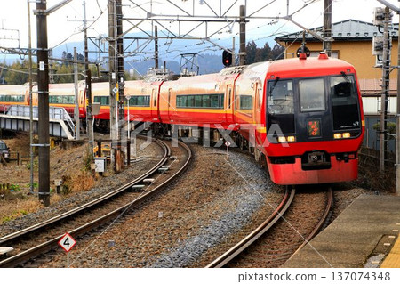 從新宿站出發，途經日光，前往鬼怒川溫泉…直達特快列車[253系列] 137074348