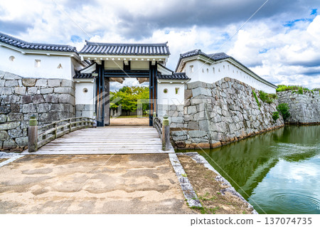 【日本百座名城】初秋的赤穗城:本丸馬屋口門及內護城河,兵庫縣赤穗市 【日本百座名城】初秋的赤穗城:本丸馬屋口門及內護城河,兵庫縣赤穗市 137074735