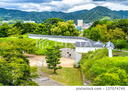 【日本百座名城】初秋的赤穗城：從天守閣眺望本丸馬屋口，兵庫縣赤穗市 137074740