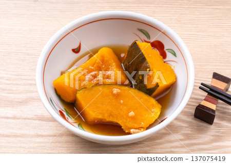 用醬油和麴菌燉煮的南瓜 用醬油和麴菌燉煮的南瓜 137075419