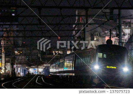 [Tokaido Main Line] A deadhead train passing through the streets of Omori at night 137075723