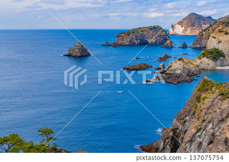 (Shizuoka Prefecture) The coastline of the Nakagi district as seen from Okuishoro Aiai Cape (Shizuoka Prefecture) The coastline of the Nakagi district as seen from Okuishoro Aiai Cape 137075754