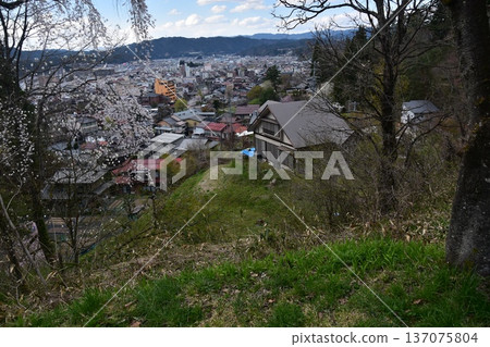 Takayama City, Gifu Prefecture, Japan: Beautiful townscape in the central area of Nakahashi. Cherry blossoms in full bloom, the Miyagawa River, and old and new houses. View from Shiroyama Park. 137075804