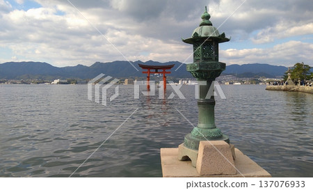 從火災前看到的嚴島神社的青銅燈籠和大型鳥居 從火災前看到的嚴島神社的青銅燈籠和大型鳥居 137076933