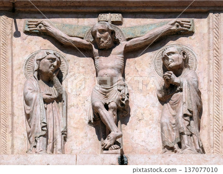 Crucifixion, relief on Facade of Sant`Anastasia Church in Verona, Italy Crucifixion, relief on Facade of Sant`Anastasia Church in Verona, Italy 137077010