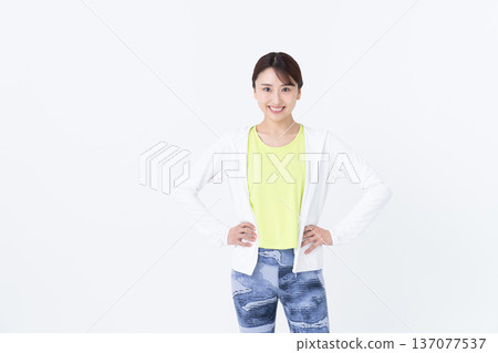 Young woman in fitness wear 137077537