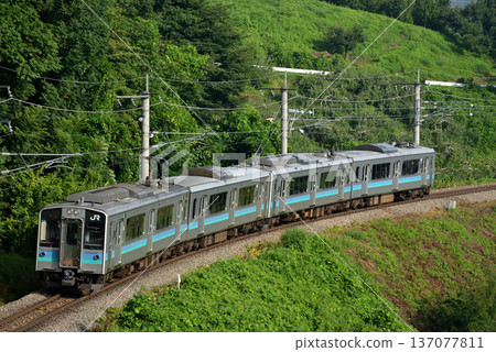 四列E127系地方列車正在篠之井線上運行。 四列E127系地方列車正在篠之井線上運行。 137077811