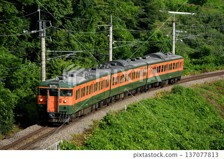 篠之井線上有三列115系退役列車運行。 篠之井線上有三列115系退役列車運行。 137077813