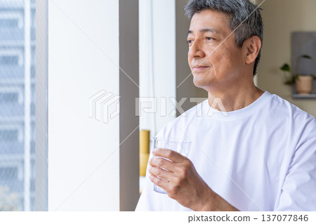 在windowside的老人飲用水 137077846