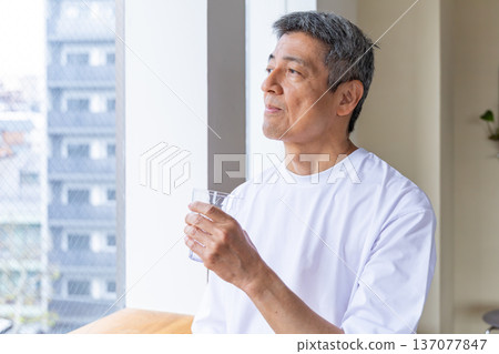 在windowside的老人飲用水 137077847