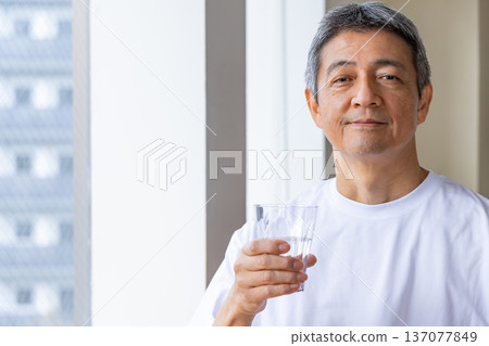 在windowside的老人飲用水 137077849