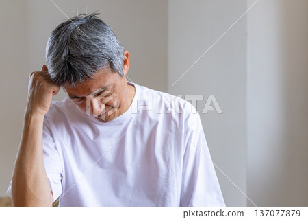 老人抱著頭 137077879