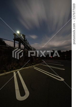 光線軌跡暗示著上升 137077889